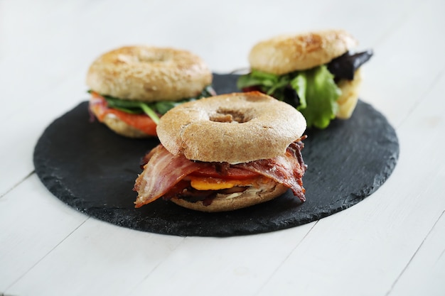 Sabroso sandwich de bagel con tocino