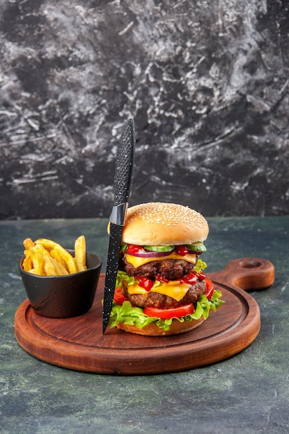 Foto gratuita sabroso sándwich casero papas fritas cuchillo gris sobre tabla de cortar sobre superficie de color oscuro