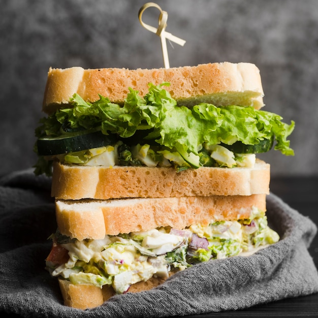 Foto gratuita sabroso sandwich en mesa