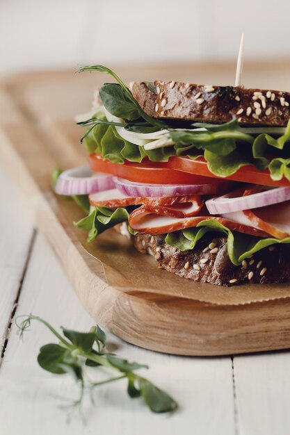 Sabroso sándwich vegano sobre mesa de madera