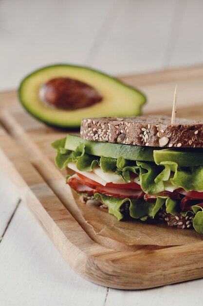 Sabroso sándwich vegano sobre mesa de madera