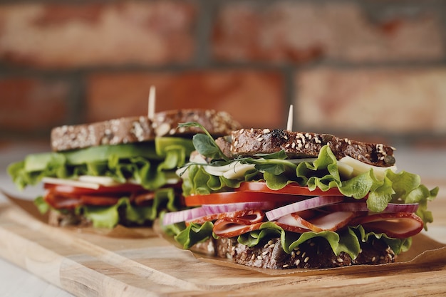 Foto gratuita sabroso sándwich vegano sobre mesa de madera