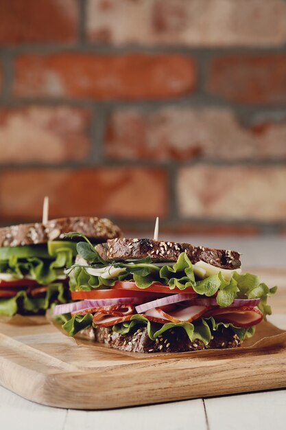 Sabroso sándwich vegano sobre mesa de madera