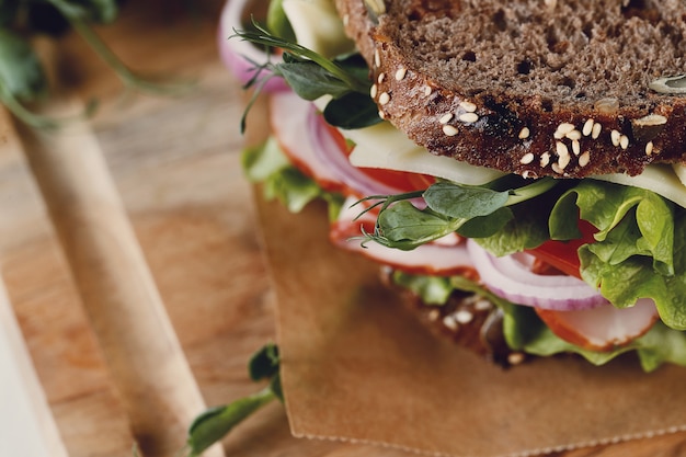 Sabroso sándwich vegano sobre mesa de madera