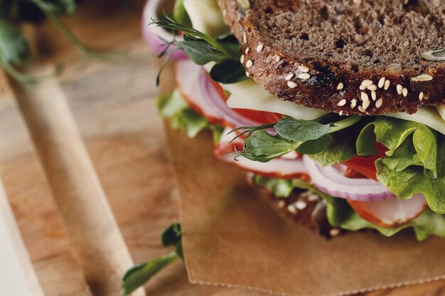 Sabroso sándwich vegano sobre mesa de madera