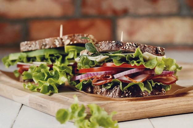 Sabroso sándwich vegano sobre mesa de madera