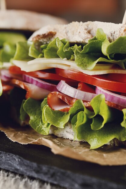 Sabroso sándwich vegano sobre mesa de madera