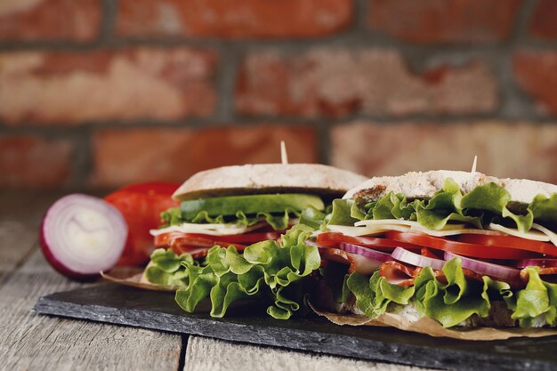 Sabroso sándwich vegano sobre mesa de madera