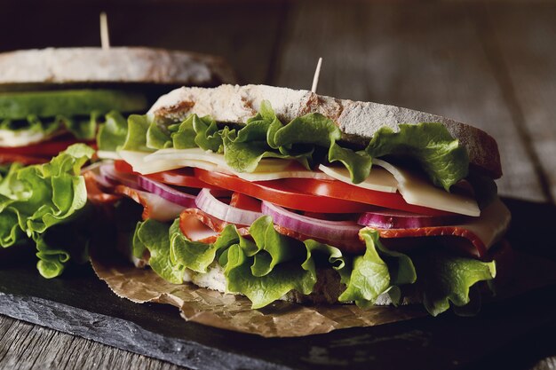 Sabroso sándwich vegano sobre mesa de madera