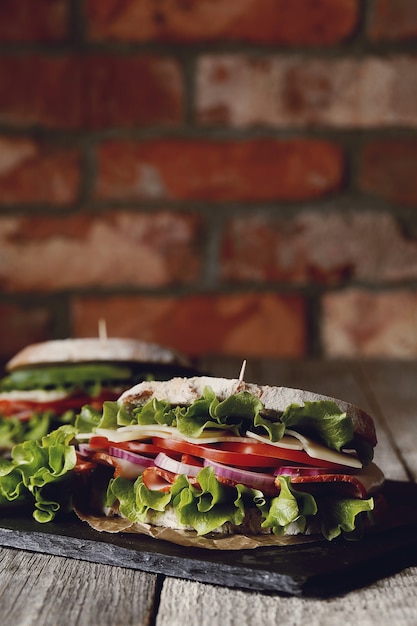 Sabroso sándwich vegano sobre mesa de madera