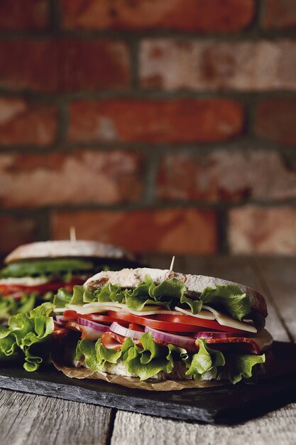 Sabroso sándwich vegano sobre mesa de madera