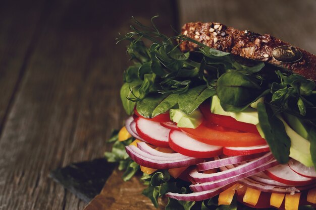 Sabroso sándwich vegano sobre mesa de madera