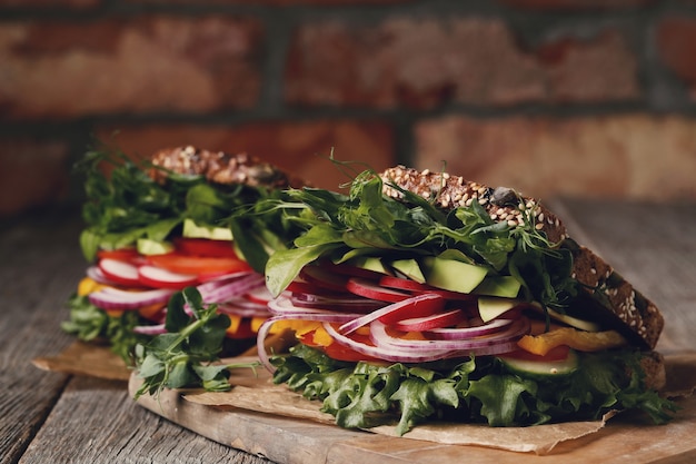 Sabroso sándwich vegano sobre mesa de madera