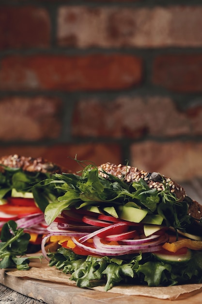 Sabroso sándwich vegano sobre mesa de madera