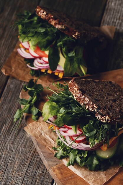 Sabroso sándwich vegano sobre mesa de madera