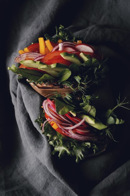 Sabroso sándwich vegano sobre mesa de madera