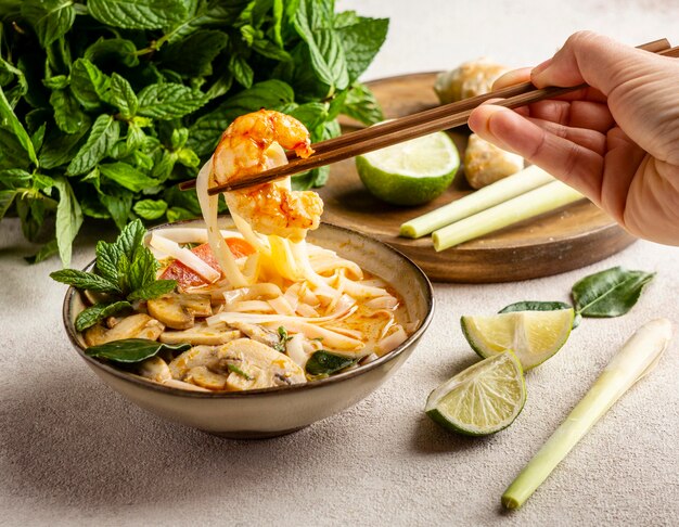 Sabroso surtido de fideos en una mesa