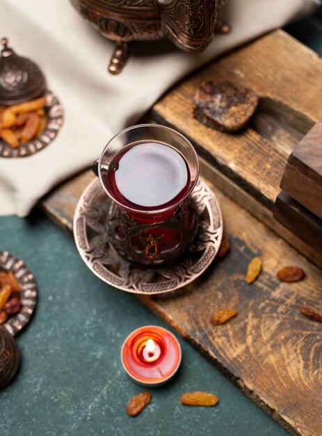 Sabroso té y merienda con fondo de madera