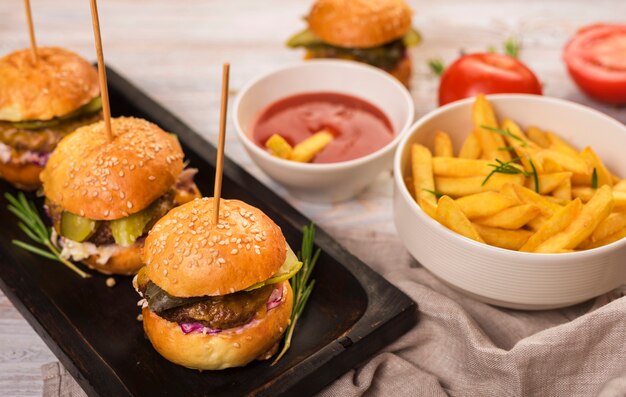 Sabrosos aperitivos de comida rápida listos para ser servidos