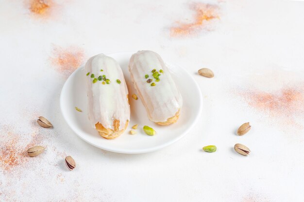 Sabrosos canutillos de pistacho caseros con chocolate blanco.