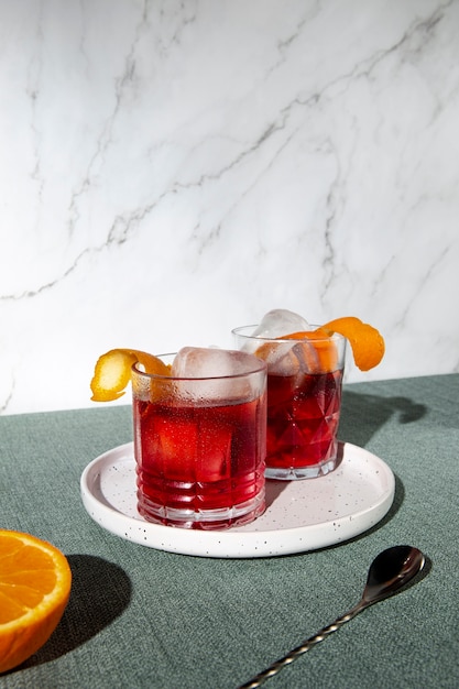 Sabrosos cócteles de negroni de alto ángulo con aceitunas