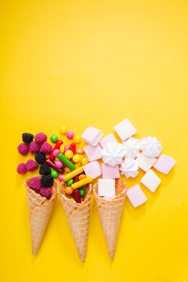 Foto gratuito sabrosos dulces en conos de waffle