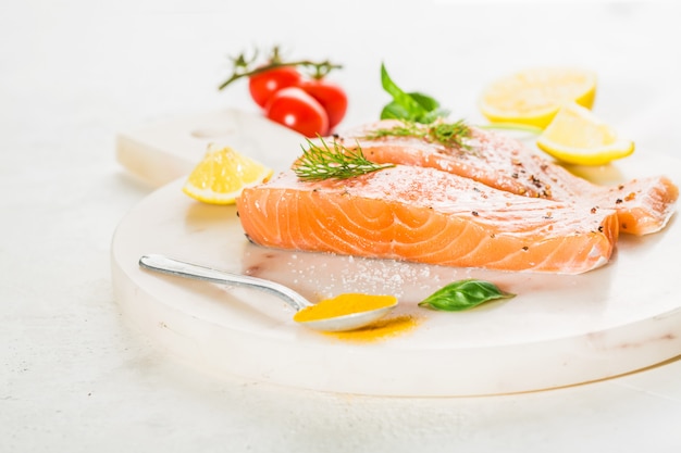 Foto gratuita sabrosos filetes de salmón crudo colocados a bordo