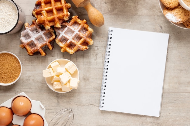 Sabrosos gofres huevos y un cuaderno