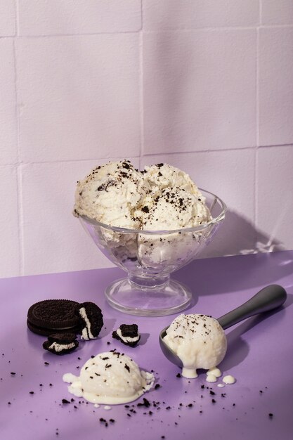 Sabrosos helados y galletas con taza