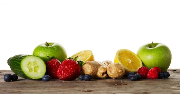 Sabrosos ingredientes hermosos frutas para hacer bebidas saludables desintoxicación o batidos. Fondo rústico de madera. Vista superior. Espacio De La Copia.