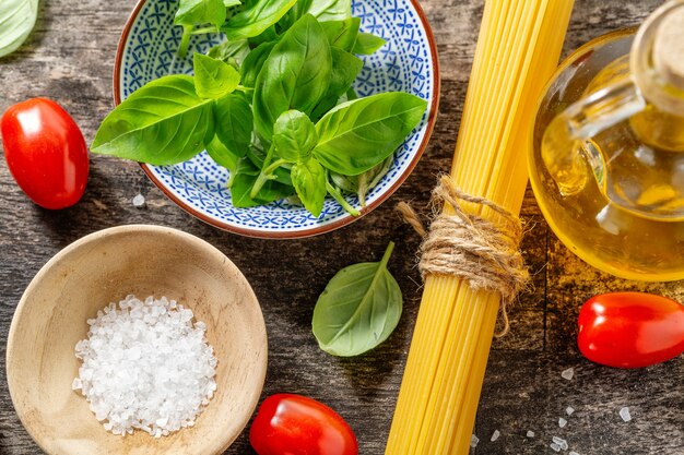 Sabrosos ingredientes italianos frescos para cocinar sobre fondo de madera vieja. De cerca. Concepto de fondo de cocina o cocina