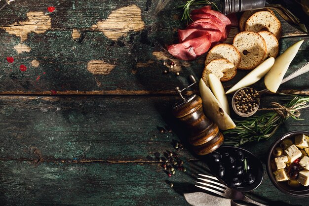 Sabrosos italianos griegos Ingredientes de los alimentos mediterráneos Vista superior de la vieja mesa rústica verde Arriba
