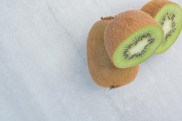 Sabrosos kiwis en mesa de piedra. Foto de alta calidad