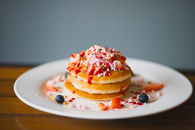 Sabrosos panqueques caseros con frutos rojos