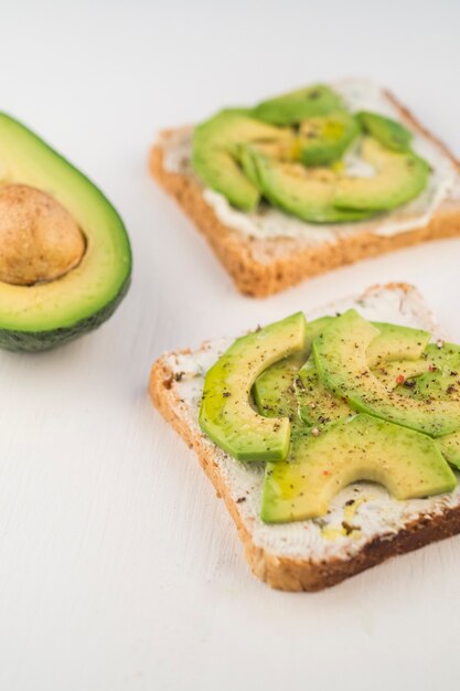 Sabrosos sandwiches con aguacate