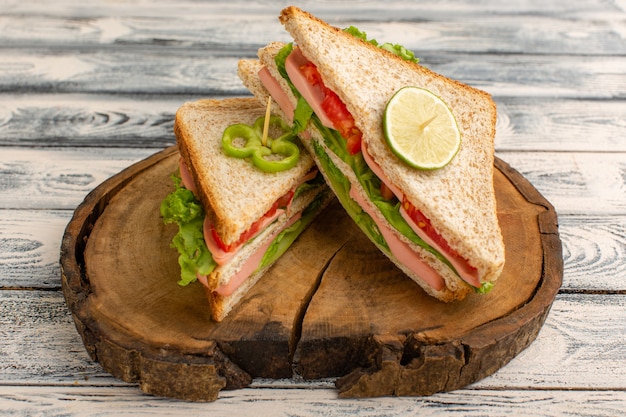 sabrosos sándwiches en el escritorio de madera