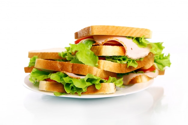 Foto gratuita sabrosos sandwiches en el plato