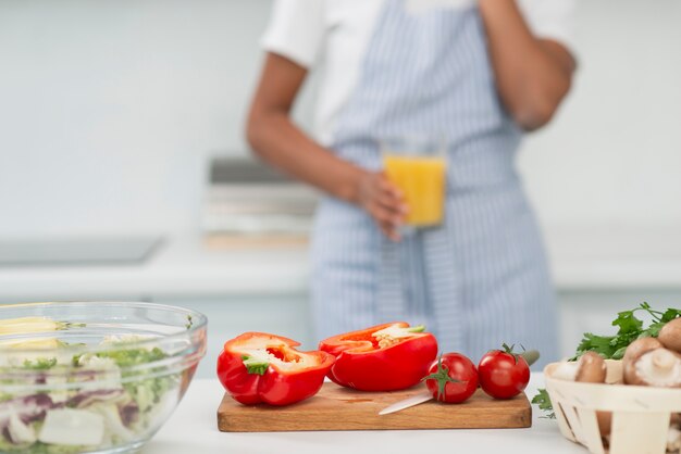 Sabrosos tomates con mujer en el fondo