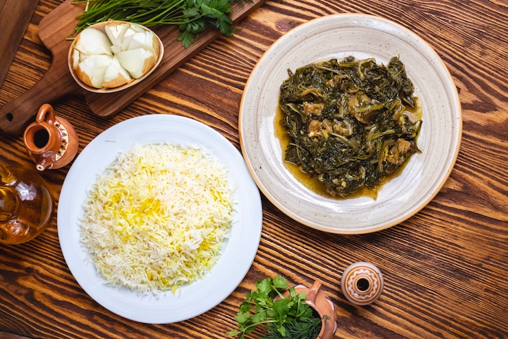 Photo Gratis sabzi pilaf rice meat with spinach spices top view