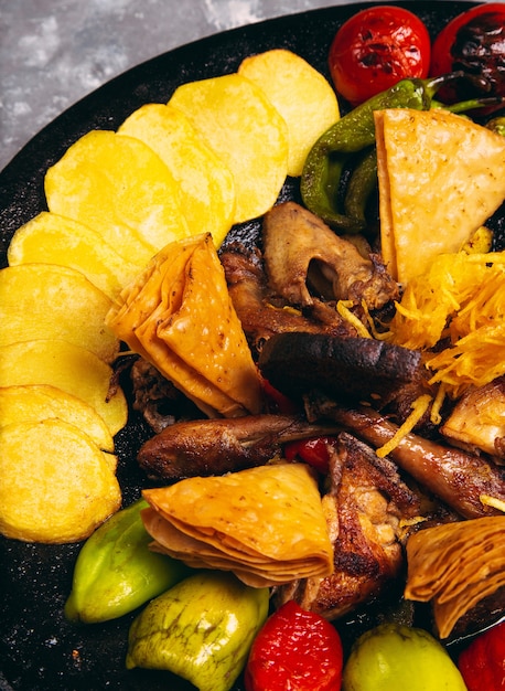 Sac ici comida azerbaiyana con pollo y verduras a la parrilla para el menú