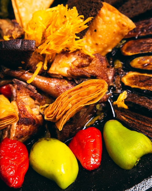 Foto gratuita sac ici comida azerbaiyana con pollo y verduras a la parrilla para el menú