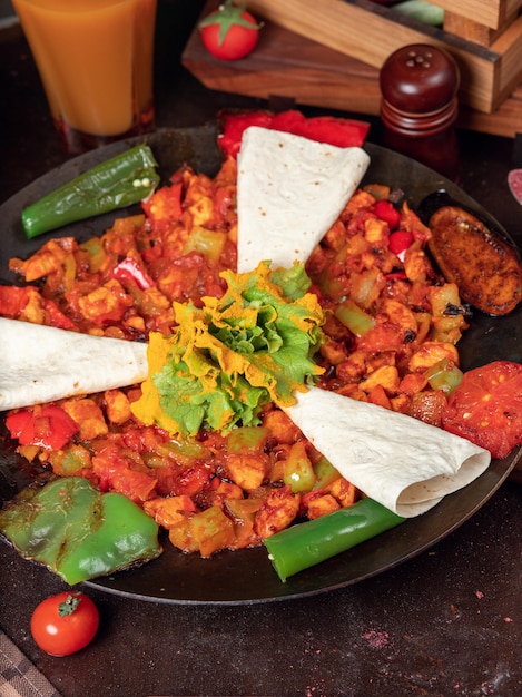 Sac ici comida azerbaiyana con verduras picadas y lavash