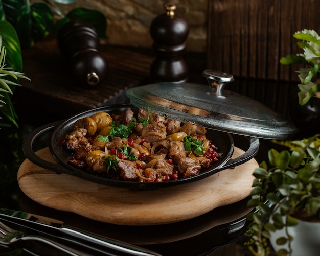 Sac qovurmasi, comida tradicional con ingredientes mixtos en una tabla de bambú