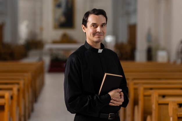 Sacerdote dentro del edificio de la iglesia