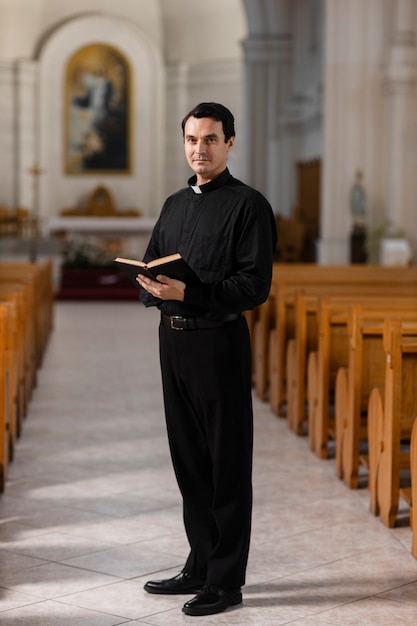 Foto gratuita sacerdote dentro del edificio de la iglesia