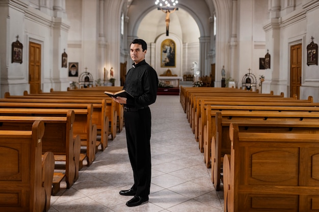 Sacerdote dentro del edificio de la iglesia