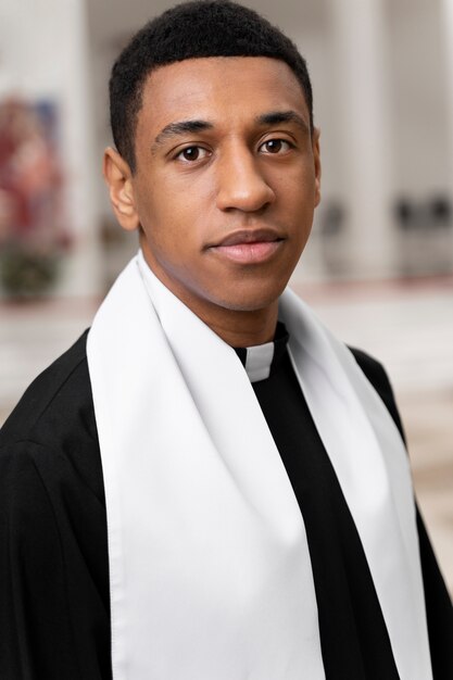 Sacerdote joven sonriente de tiro medio