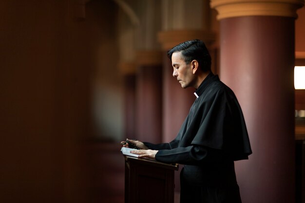 Sacerdote leyendo de la biblia