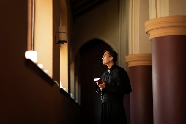 Sacerdote leyendo de la biblia