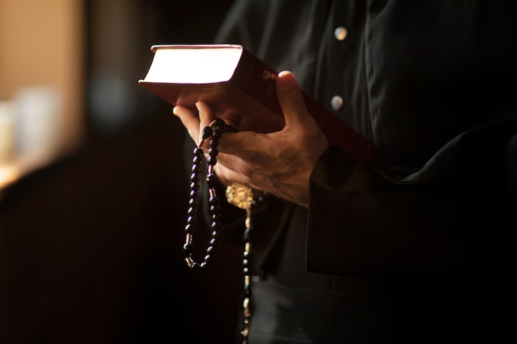 Foto gratuito sacerdote leyendo de la biblia
